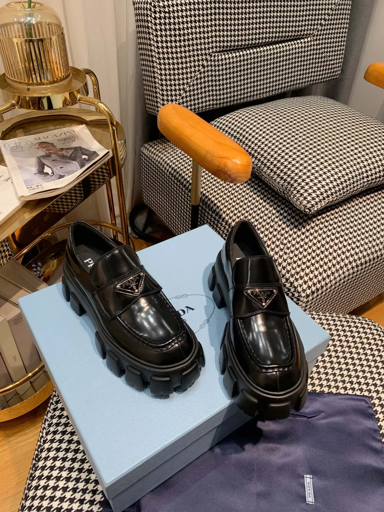 👟👟Ex-factory price 480👟👟 ss23 Prada 👟👟 💥The T-stage catwalk model "Dream Never Sleeps" can be used on important occasions. It has an aristocratic feel and is perfect on the feet💃💃The entire series is full of exciting and unexpected combinations of elements, with a strong artistic flavor, allowing you to appreciate the ever-changing style of Prada girls. 1⃣ Upper: cowhide with open edge beads/patent leather 2⃣ Lining: imported sheepskin 3⃣ Outsole: lightweight foam outsole Size 35M-40M